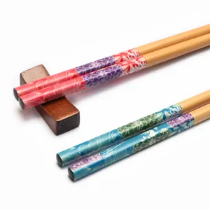 Set di eleganti bacchette in bambù da 24 cm con tradizionali motivi floreali stampati