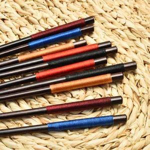 Japanische Essstäbchen aus Naturholz mit bunter Fadenwicklung und feiner Spitze