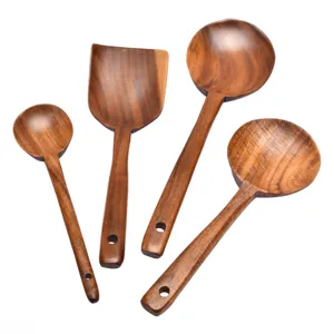 Ensemble d'ustensiles de cuisine en bois de teck comprenant des cuillères à long manche.