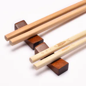 Duurzame 32 cm bamboe chopsticks met gegraveerde vispatronen en houten steuntjes