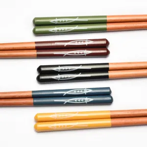 Palillos japoneses artesanales de madera con motivos de peces coloridos, set de 5 pares