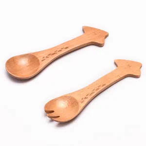 Juego de cuchara y tenedor de madera con jirafa para postre infantil