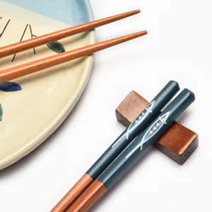 Palillos de madera estilo japonés con diseño de peces y soporte de madera a juego