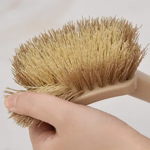 Vue détaillée des poils de brosse de toilette denses et flexibles, finition marron clair