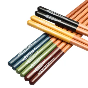 Palillos japoneses de madera de alta calidad con dibujos de peces y puntas finas para sushi.