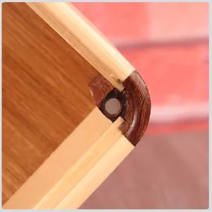 Primer plano de una caja de pañuelos de madera con detalle de cierre magnético