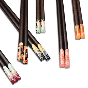 Japanische Holzstäbchen mit bunten floralen Mustern auf reinem weißem Hintergrund