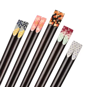 Japanische Essstäbchen aus Holz mit bunten floralen und geometrischen Druckmustern
