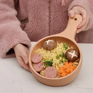 Ciotola in legno in stile giapponese con manico per ramen e verdure fresche