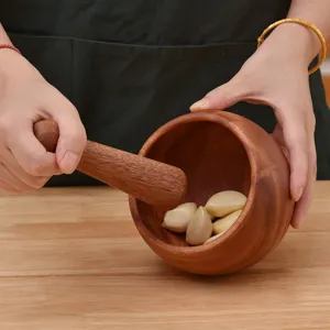 Natuurlijke houten vijzel en stamper set voor het malen van knoflook en specerijen.
