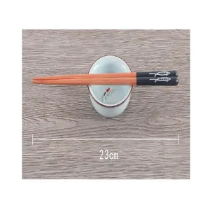 Detailweergave van 23cm Japanse houten eetstokjes met vismotieven op blauwe uiteinden