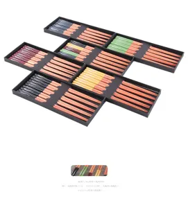 Detail van 5 paar Japanse houten eetstokjes sets met gekleurde handvatten in cadeauverpakking