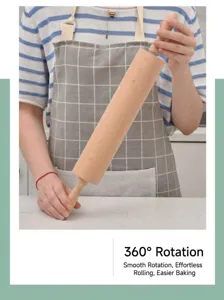 Gros plan d'un rouleau à pâtisserie en hêtre avec poignées ergonomiques et rotation 360