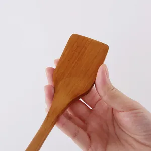 Mini houten spatel voor antiaanbakpannen, ideaal voor het bakken van steaks en eieren.