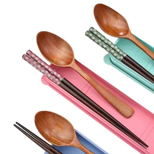 Set di posate ecologiche con cucchiaio di legno e bacchette in scatole colorate