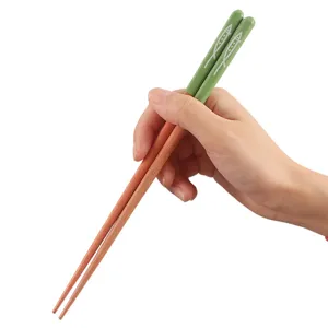 Handgemaakte Japanse houten eetstokjes met spitse punten en vispatronen, 23 cm lang