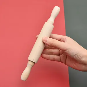 Mini rouleau à pâtisserie en bois naturel pour la pâtisserie et les jeux de cuisine tenu à la main