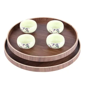 Set aus runden japanischen Serviertabletts aus Holz mit vier eleganten Keramik-Teetassen