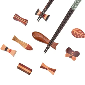Handgefertigtes Set aus gespleißtem Holz-Essstäbchenhalter in verschiedenen Formen