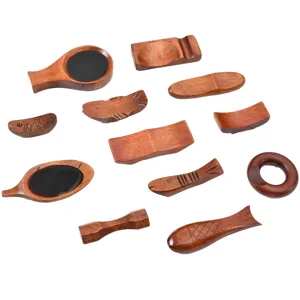 Set kreativer hölzerner Essstäbchenablagen im japanischen Stil mit Fischmotiven.