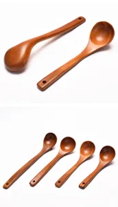 Dettaglio dei cucchiai da zuppa giapponesi in legno fatti a mano con manico lungo