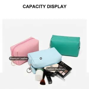 Dettaglio di pochette cosmetiche colorate in pelle PU che mostrano la capacità di carico