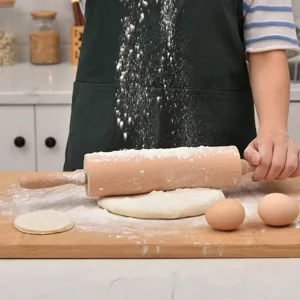 Rouleau à pâtisserie en hêtre naturel pour la préparation de pâte en cuisine.