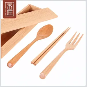 Umweltfreundliches Besteckset aus Holz mit Löffel, Gabel, Essstäbchen und Holzkiste