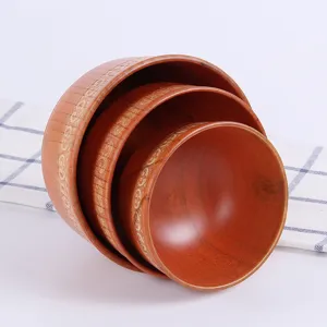 Ensemble de trois bols en bois de style japonais avec de beaux motifs ethniques sculptés