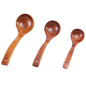 Set van drie handgemaakte houten soeplepes met gebogen handgrepen in diverse maten