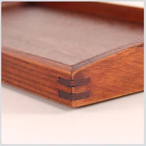 Vista detallada de la veta de madera natural y la unión de esquina en bandeja rectangular