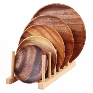 Juego de platos redondos de madera de acacia en varios tamaños sobre un soporte de madera