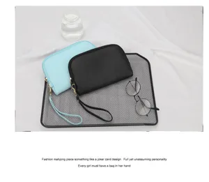 Elegantes bolsos de muñeca pequeños de cuero PU en negro y azul claro para el diario