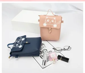 Dettaglio di mini borse in pelle PU a forma di gatto con accessori alla moda
