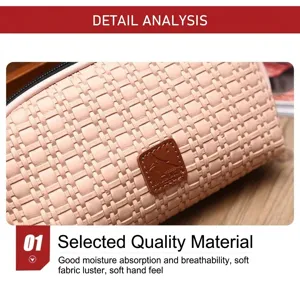 Dettaglio ravvicinato della trama intrecciata rosa di una grande borsa cosmetica