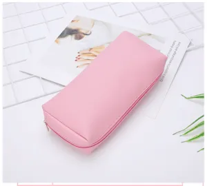 Detailaufnahme der rosa PU-Leder-Oberfläche und des goldenen Reißverschlusses der Tasche