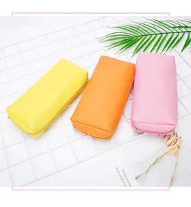 Detailansicht der farbenfrohen PU-Ledertaschen in Gelb, Orange und Rosa für Kosmetik