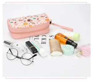 Vue détaillée de la trousse de maquillage à imprimé cartoon avec une grande capacité