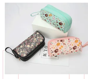 Trois modèles de trousses de maquillage de grande capacité avec motifs fleurs et dessins