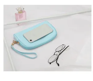 Neceser de cuero PU azul claro con correa de mano y smartphone para referencia de tamaño