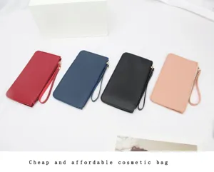 Dettaglio di quattro borse cosmetiche minimaliste in pelle PU in vari colori trendy.