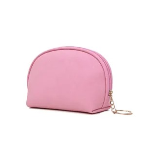 Borsa per cosmetici rosa semicircolare impermeabile con texture saffiano e catena