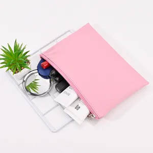 Detailansicht der rosa wasserdichten PU-Kosmetiktasche gefüllt mit Pflegeprodukten und Make-up