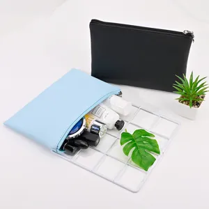 Detailansicht einer minimalistischen hellblauen PU-Kosmetiktasche mit Kosmetikartikeln