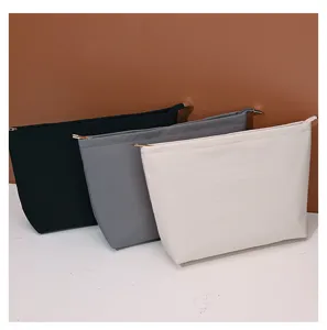 Detalle que muestra los tres colores disponibles (negro, gris, beige) del neceser de nailon