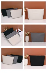 Vistas detalladas de bolsas de cosméticos de nailon liso en colores negro, gris y blanco roto.