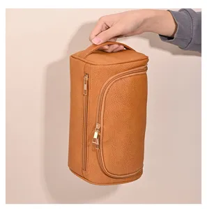 Primo piano di una borsa da toilette in pelle PU marrone ad alta capacità tenuta per il manico