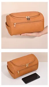 Vista dettagliata della borsa trucco in pelle PU marrone con un telefono per riferimento scala