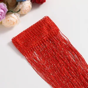 Detailaufnahme des roten Glitzervorhangs mit eingewebten silbernen Metallic-Fäden