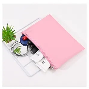 Detailansicht einer rosa wasserdichten PU-Kosmetiktasche mit Platz für diverse Kosmetikartikel